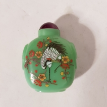 בקבוק הרחה סיני (Snuff bottle) עשוי זכוכית בגוון ירוק סלדון מעוטרת אמייל
