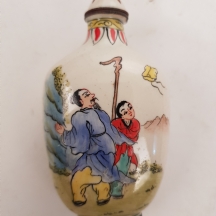 בקבוק הרחה סיני (Snuff bottle) עשוי נחושת מעוטרת אמייל פוליכרום