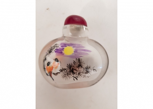 בקבוק הרחה סיני (Snuff bottle) עשוי זכוכית מעוטר בתוכו