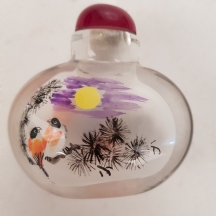 בקבוק הרחה סיני (Snuff bottle) עשוי זכוכית מעוטר בתוכו