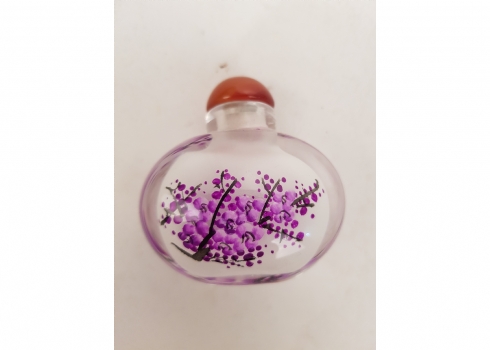 בקבוק הרחה סיני (Snuff bottle) עשוי זכוכית מעוטר בתוכו