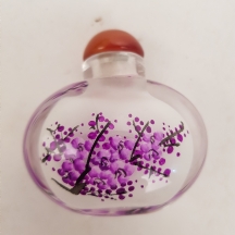 בקבוק הרחה סיני (Snuff bottle) עשוי זכוכית מעוטר בתוכו