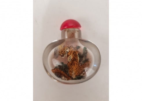 בקבוק הרחה סיני (Snuff bottle) עשוי זכוכית מעוטר בתוכו