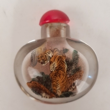 בקבוק הרחה סיני (Snuff bottle) עשוי זכוכית מעוטר בתוכו