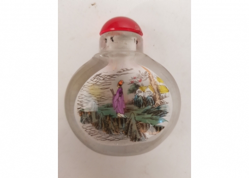 בקבוק הרחה סיני (Snuff bottle) עשוי זכוכית מעוטר בתוכו