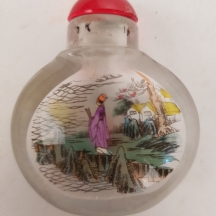 בקבוק הרחה סיני (Snuff bottle) עשוי זכוכית מעוטר בתוכו