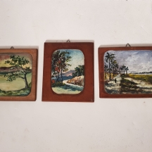לוט של שלושה ציורים מניאטוריים ישנים, שמן על לוח, חתומים: 'לנדה'