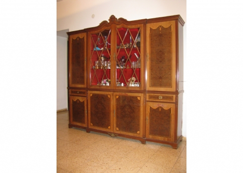 מזנון יד שנייה בסגנון עתיק עם ויטרינה