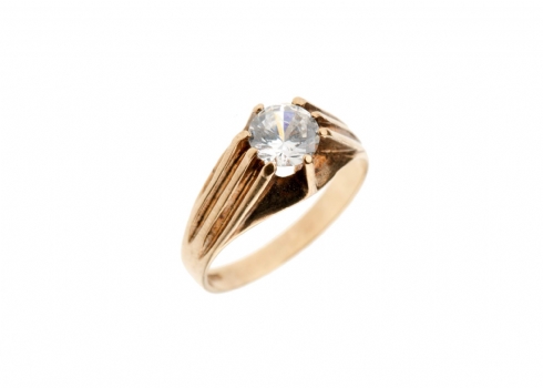 טבעת עשויה זהב צהוב 9  קארט, חתומה, משובצת זירקון גדול