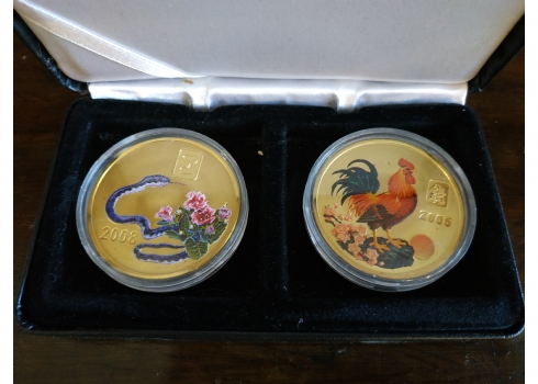 לוט של שתי מדליות סיניות לשנת התרנגול ולשנת הנחש