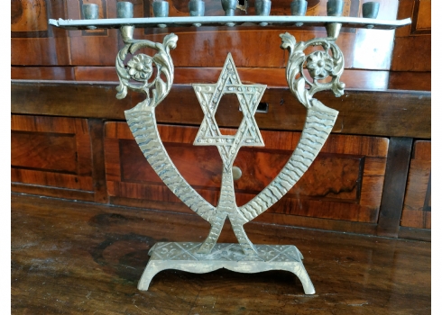 חנוכיה ישראלית ישנה עשויה מתכת מעוטרת מגן דוד