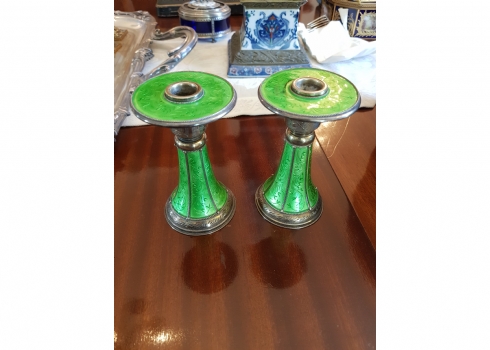 זוג פמוטים ייחודיים עשויים כסף מעוטרים באמייל 'גיושה' (Guilloche) ירוק