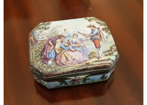 קופסה אנגלית עתיקה מהמאה ה-18 (כפי הנראה Bilston Enamel משנת 1780 בקירוב)