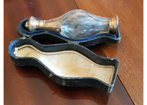 בקבוק בושם צרפתי מהמאה ה-18, עשוי קריסטל וזהב