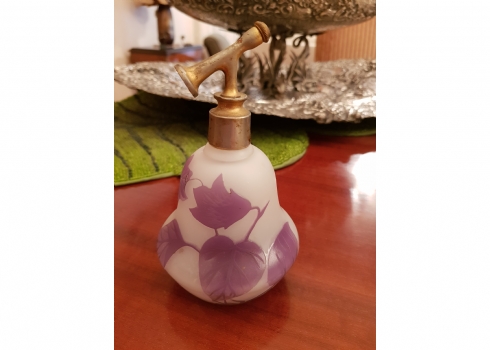 בקבוק בושם צרפתי מתיז (perfume atomizer) מעוטר בקמיאו