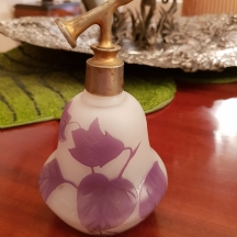 בקבוק בושם צרפתי מתיז (perfume atomizer) מעוטר בקמיאו