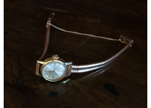 שעון יד ישן לאישה מתוצרת: 'Movado', עשוי זהב
