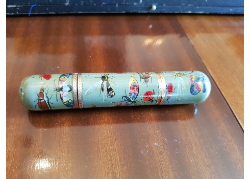 מיכל עתיק וייחודי לכלי תפירה עשוי עיסת נייר (Papier mache) מצויירת