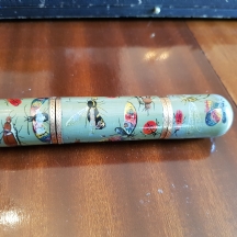 מיכל עתיק וייחודי לכלי תפירה עשוי עיסת נייר (Papier mache) מצויירת
