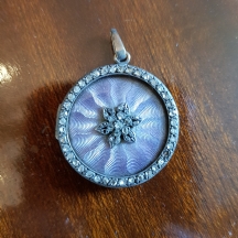 תליון כסף עתיק מעוטר באמייל 'גיושה' (Guilloche) ומשובץ יהלומים קטנים בליטוש עתיק