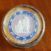 קופסא נדירה מהמאה ה-18 (שריון צב, זהב וחרסינת Wedgwood)