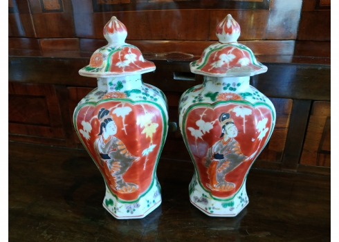 לאספני אמנות סינית עתיקה - זוג אגרטלי חרסינה סינים עתיקים מהמאה ה-19