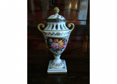 אגרטל 'פוט פורי' (Potpourri vase) עשוי פורצלן מעוטר באמייל ובזהב והתקני פליז