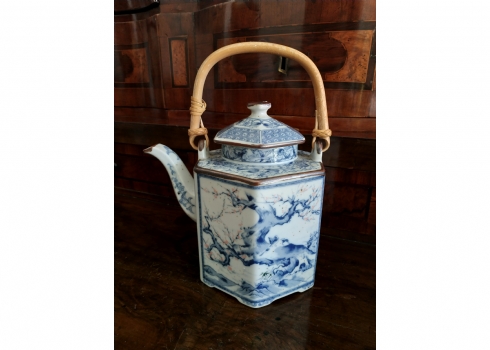 קומקום סיני ישן לתה ומכסה תואם עשויים חרסינה מעוטרת בקובלט כחול