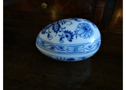 כלי פורצלן גרמני בצורת ביצה מתוצרת: 'מייסן' (Meissen) מעוטר בכחול קובלט בדגם 'הב