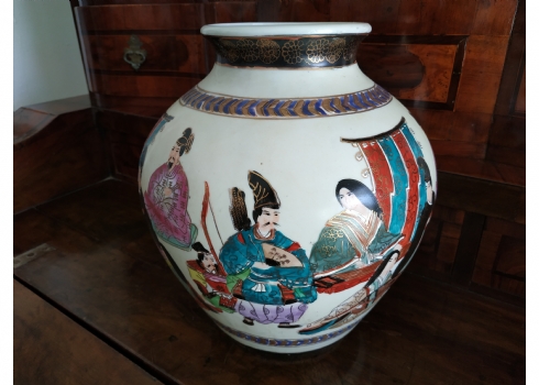 כד סיני דקורטיבי, עשוי חרסינה מצויירת באמייל - נשים מנגנות לגברים פריבילגים