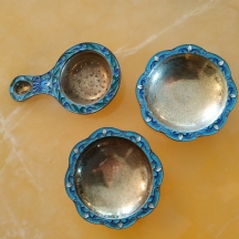 לוט של שלושה כלי כסף רוסים ישנים מעוטרים באמייל (מסננת לכוס תה ועוד שתי תחתיות),