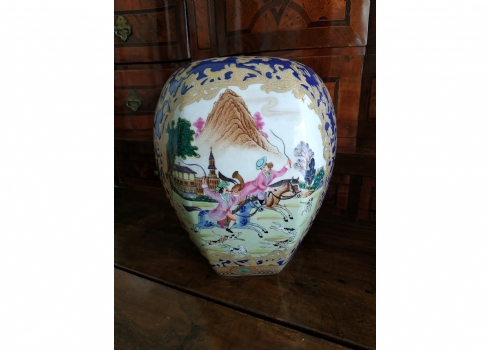 כד סיני גדול עשוי חרס מעוטר בצביעת יד