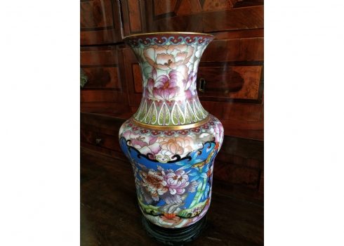 כד סיני, עשוי בעבודת קלואזונה (Cloisonné), מעמד עץ תואם