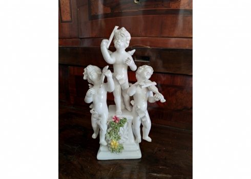 פסלון איטלקי ישן עשוי חרסינה בדמות שלושה מלאכים מנגנים