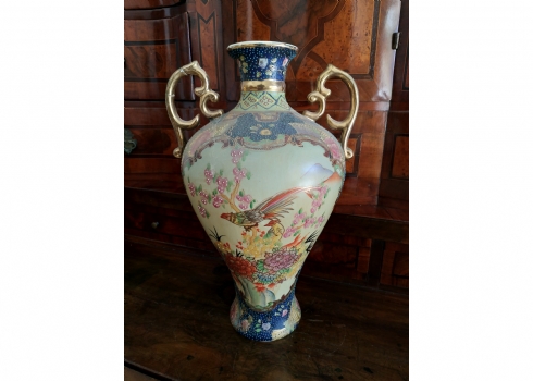 אגרטל סיני דקורטיבי בעל שתי ידיות מוזהבות, עשוי חרס מעוטר באמייל