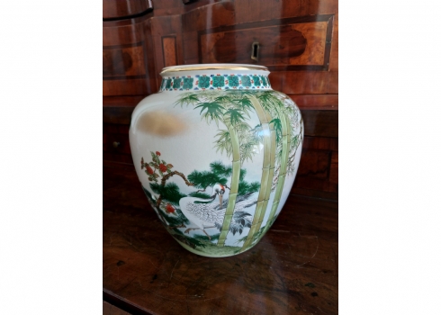 כד חרסינה סיני ישן מעוטר ציורי יד באמייל בדמות עגור על רקע סבך קני במבוק