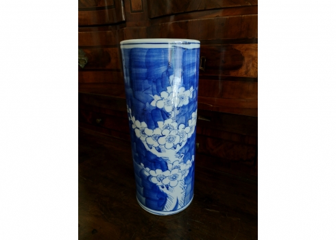 אגרטל חרס סיני גלילי מעוטר בציור יד בכחול קובלט