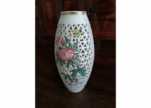 אגרטל חרסינה סיני מחורר מעוטר בדגם פרחוני