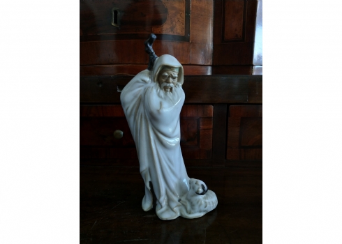 פסלון טרקוטה סיני מעוטר בזיגוג חלבי