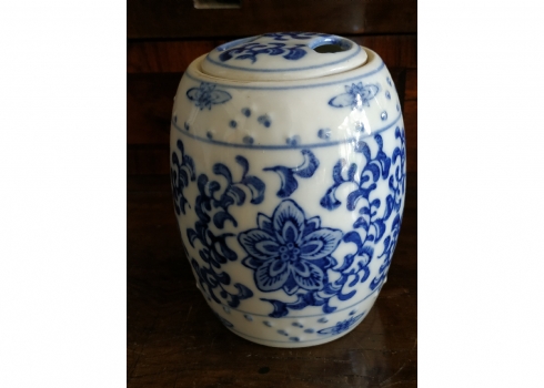 מיכל סיני בצורת חבית ומכסה תואם, מעוטרים בקובלט כחול