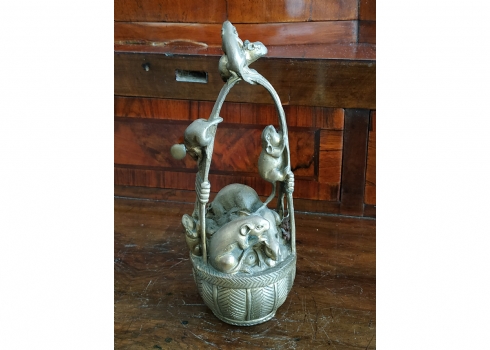 קישוט סיני עשוי ברונזה מפוסל בדמות משפחת עכברושים על סל פירות