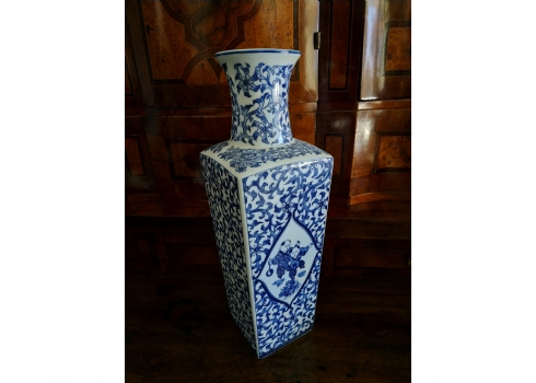 אגרטל חרסינה סיני מעוטר בקובלט כחול