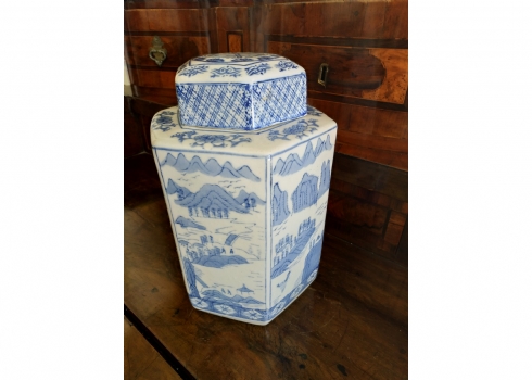 מיכל חרסינה סיני משושה ומכסה תואם מעוטרים ציורים בקובלט כחול