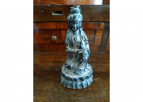 פסלון סיני ישן עשוי חומר יצוק, בדמות אלת הרחמים הבודהיסטית 'Guanyin'