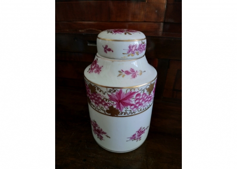 מיכל תה (Tea Caddy) ישן בסגנון 'צ'לסי' (Chelsea Porcelain) של המאה ה-18