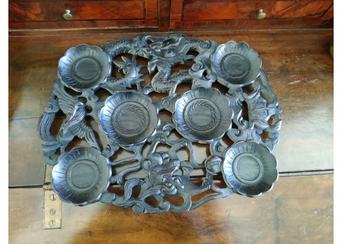 מעמד סיני לקעריות חרסינה עשוי עץ מגולף בעבודת יד