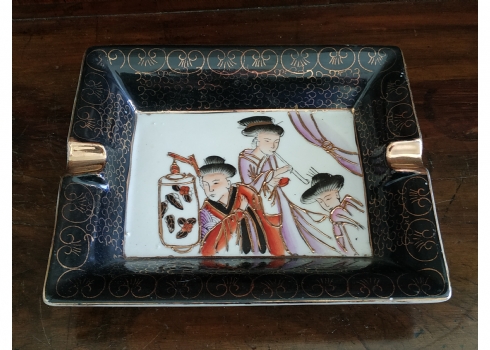 מאפרה סינית גדולה ויפה, עשויה חרס מעוטר באמייל ובזהב