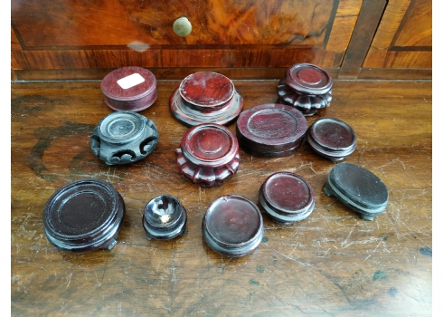 לוט של 12 מעמדי עץ סינים להצגת חפצים מניאטוריים