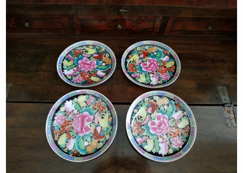 סט של ארבע צלוחיות חרסינה סיניות מעוטרות אמייל וזהב