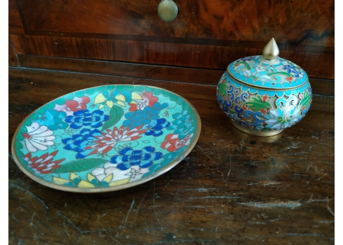 לוט של שני פרטי נוי סינים קטנים בעבודת קלואזונה (Cloisonné)